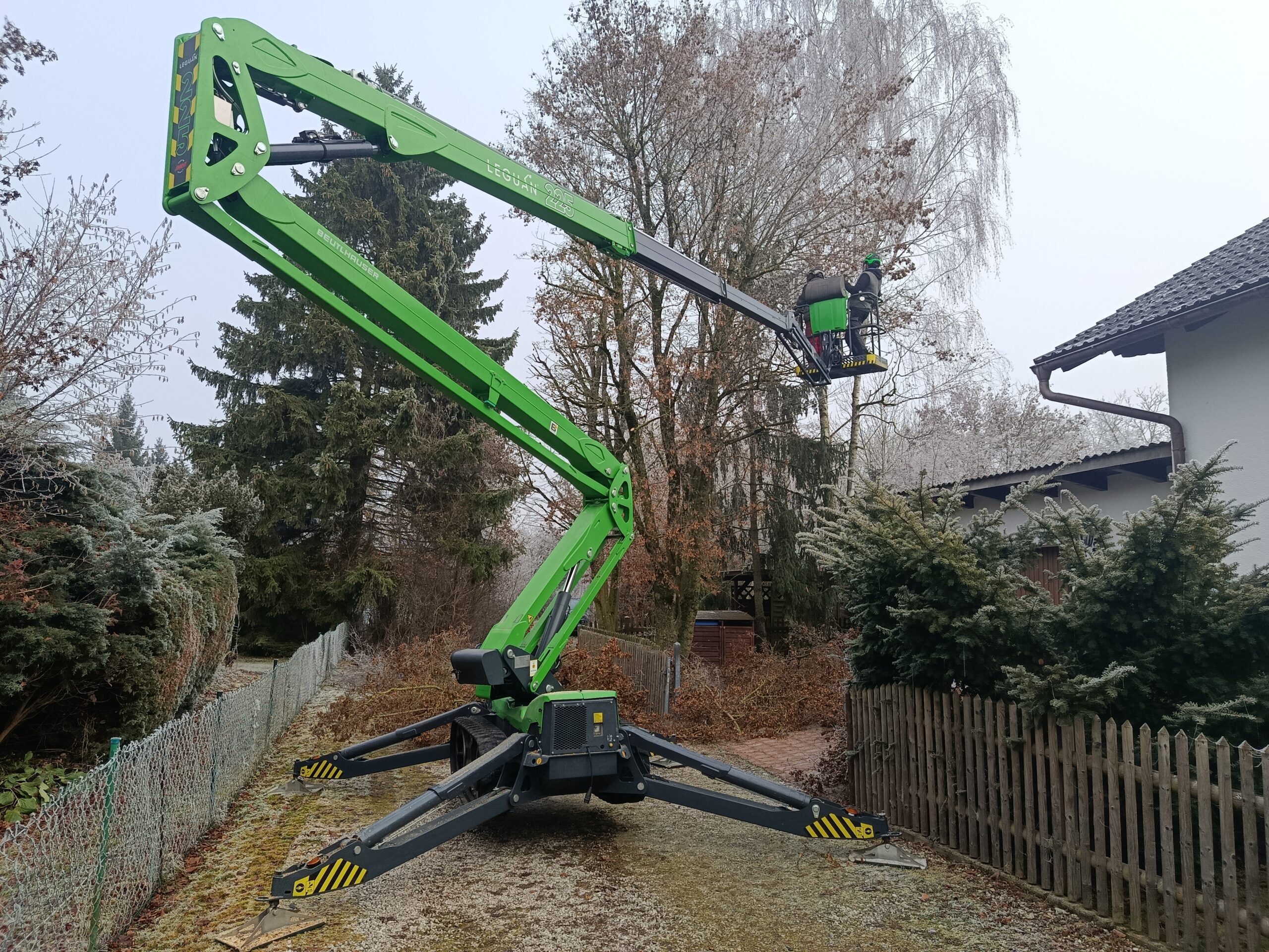 Kronenpflege im Hubsteiger, zwei Baumpfleger bei der Arbeit