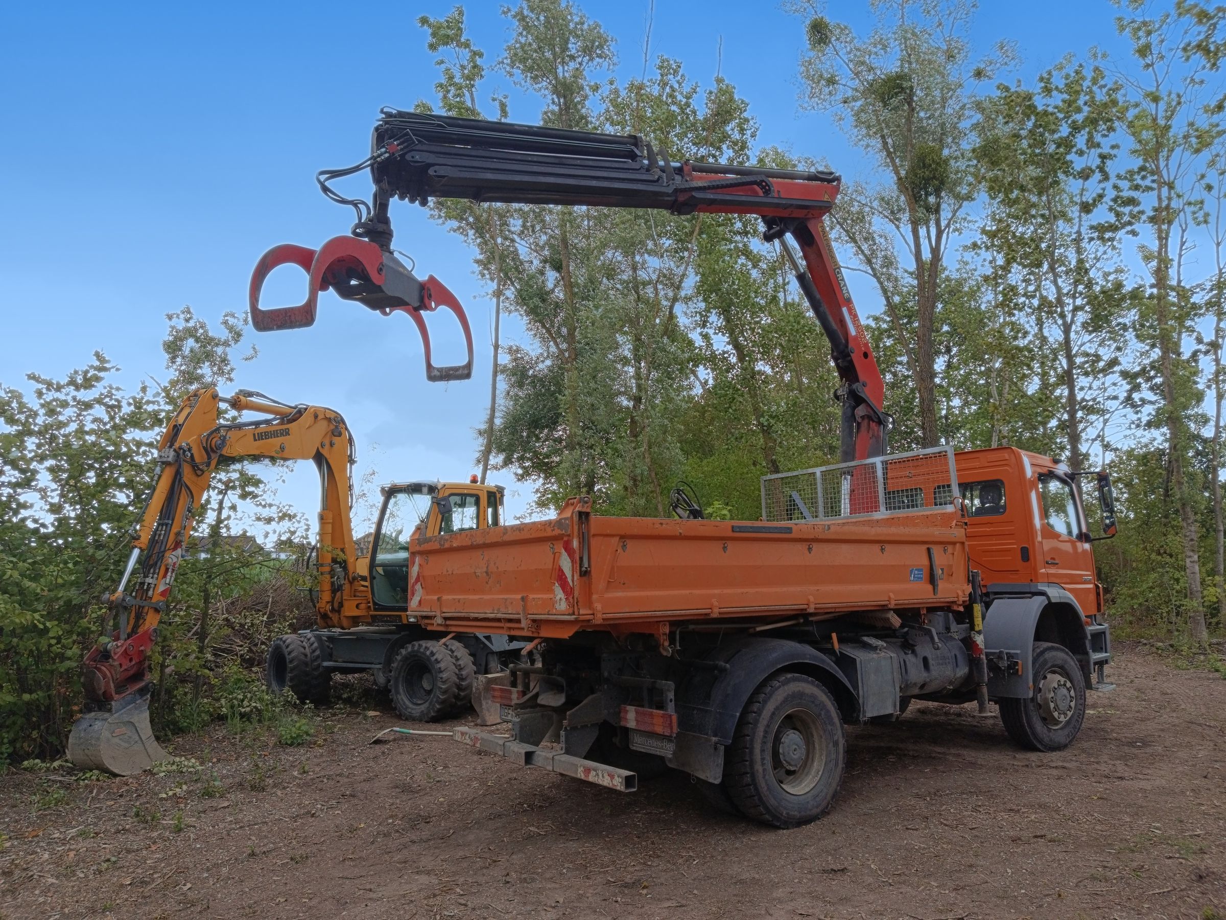 Entsorgung, Abtransport mit Kran und Bagger