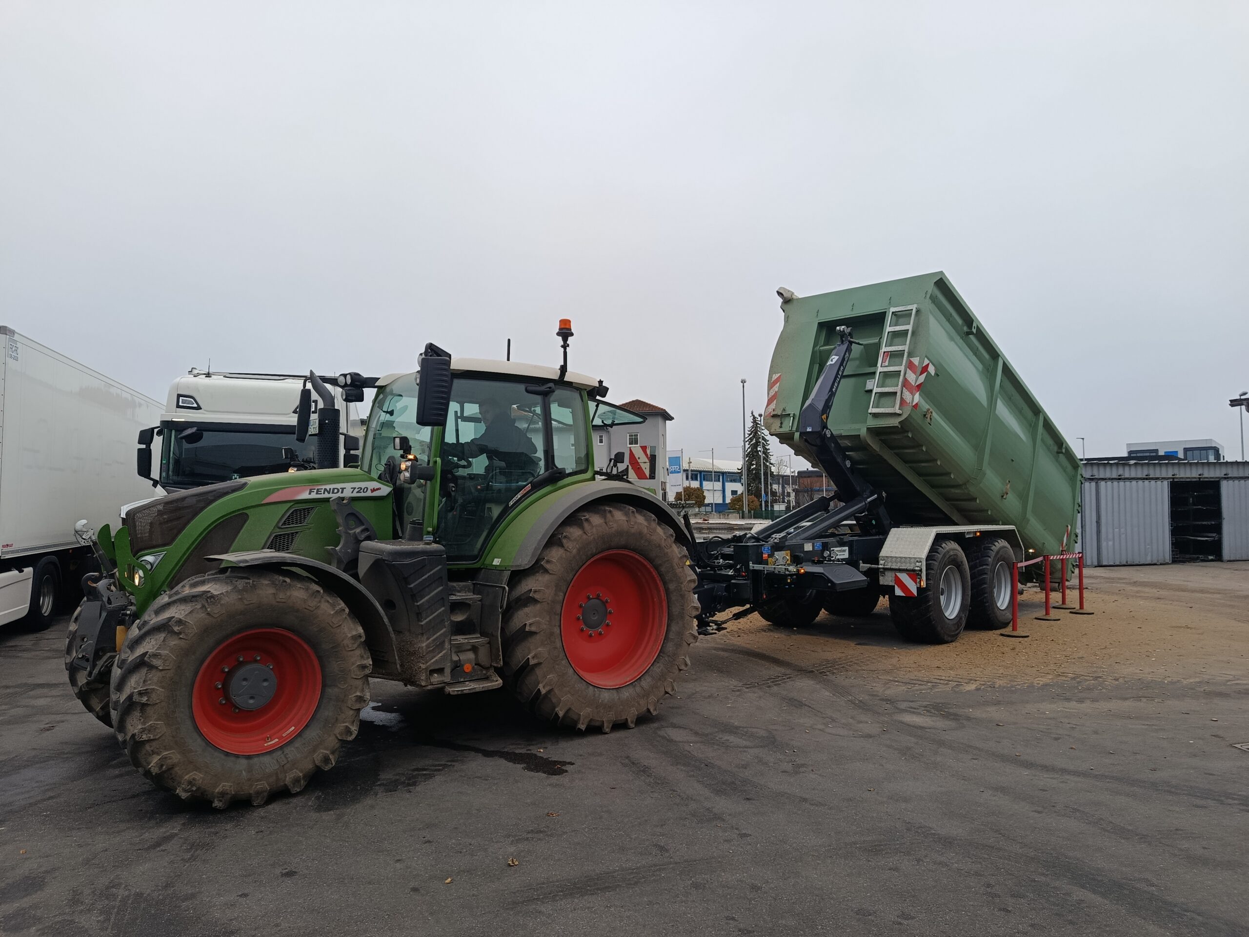Fendt-Traktor mit Abrollcontainer für den Abtransport von Schnittgut